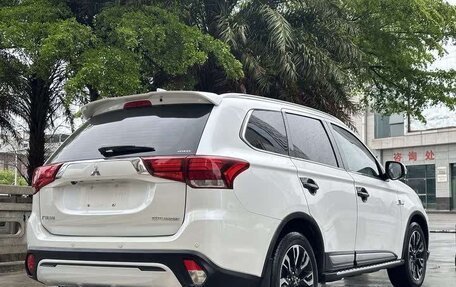 Mitsubishi Outlander III рестайлинг 3, 2021 год, 2 100 000 рублей, 5 фотография