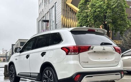 Mitsubishi Outlander III рестайлинг 3, 2021 год, 2 100 000 рублей, 4 фотография