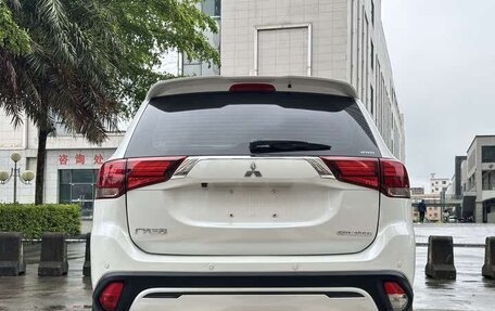 Mitsubishi Outlander III рестайлинг 3, 2021 год, 2 100 000 рублей, 6 фотография