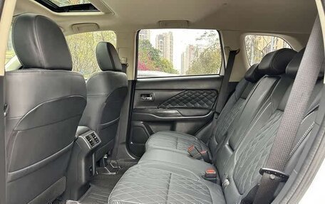 Mitsubishi Outlander III рестайлинг 3, 2021 год, 2 100 000 рублей, 9 фотография