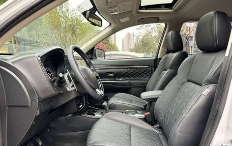 Mitsubishi Outlander III рестайлинг 3, 2021 год, 2 100 000 рублей, 7 фотография