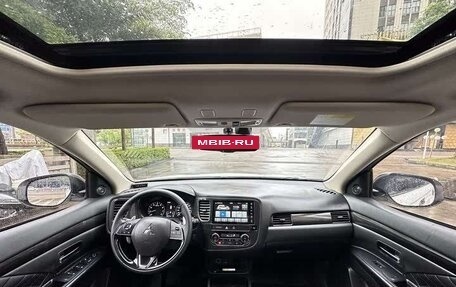 Mitsubishi Outlander III рестайлинг 3, 2021 год, 2 100 000 рублей, 8 фотография