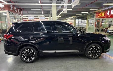 Mitsubishi Outlander III рестайлинг 3, 2021 год, 1 937 000 рублей, 4 фотография