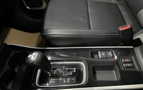Mitsubishi Outlander III рестайлинг 3, 2021 год, 1 937 000 рублей, 8 фотография