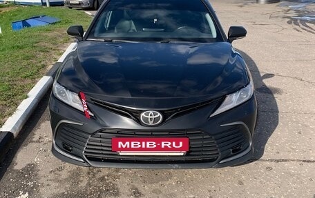 Toyota Camry, 2021 год, 2 600 000 рублей, 2 фотография