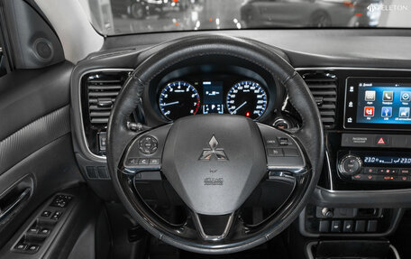 Mitsubishi Outlander III рестайлинг 3, 2018 год, 1 930 000 рублей, 12 фотография