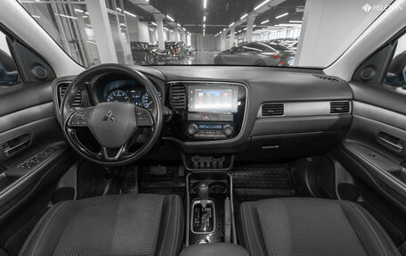Mitsubishi Outlander III рестайлинг 3, 2018 год, 1 930 000 рублей, 10 фотография