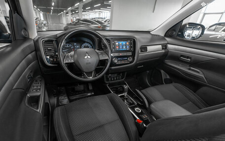 Mitsubishi Outlander III рестайлинг 3, 2018 год, 1 930 000 рублей, 9 фотография