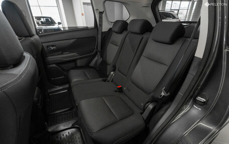 Mitsubishi Outlander III рестайлинг 3, 2018 год, 1 930 000 рублей, 14 фотография