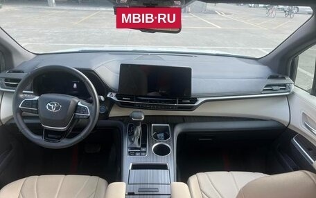Toyota Sienna, 2021 год, 4 739 438 рублей, 14 фотография