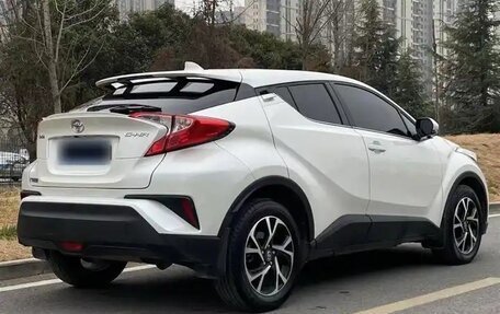 Toyota C-HR I рестайлинг, 2021 год, 2 000 000 рублей, 6 фотография