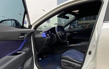 Toyota C-HR I рестайлинг, 2021 год, 2 000 000 рублей, 8 фотография