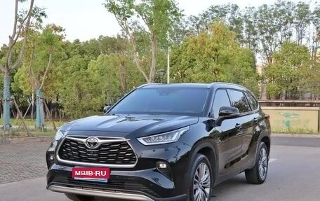 Toyota Highlander, 2022 год, 3 000 000 рублей, 1 фотография