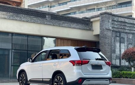 Mitsubishi Outlander III рестайлинг 3, 2021 год, 1 890 000 рублей, 4 фотография