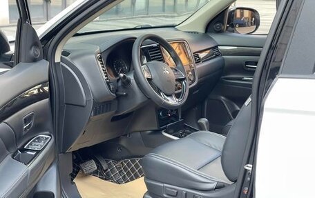 Mitsubishi Outlander III рестайлинг 3, 2021 год, 1 890 000 рублей, 10 фотография
