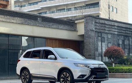 Mitsubishi Outlander III рестайлинг 3, 2021 год, 1 890 000 рублей, 3 фотография
