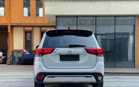 Mitsubishi Outlander III рестайлинг 3, 2021 год, 1 890 000 рублей, 8 фотография