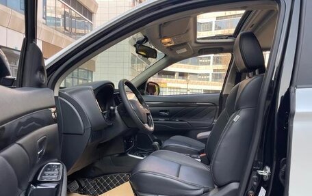 Mitsubishi Outlander III рестайлинг 3, 2021 год, 1 890 000 рублей, 9 фотография
