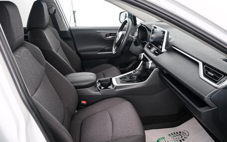Toyota RAV4, 2021 год, 3 999 000 рублей, 12 фотография