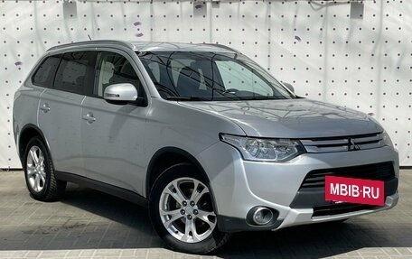 Mitsubishi Outlander III рестайлинг 3, 2014 год, 1 280 000 рублей, 2 фотография