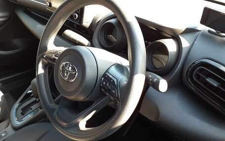 Toyota Yaris, 2022 год, 1 170 000 рублей, 5 фотография