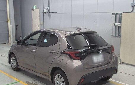 Toyota Yaris, 2022 год, 1 170 000 рублей, 2 фотография
