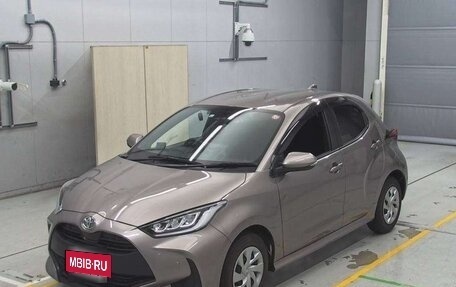 Toyota Yaris, 2022 год, 1 170 000 рублей, 3 фотография