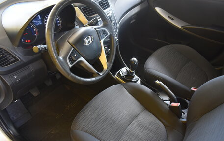 Hyundai Solaris II рестайлинг, 2015 год, 1 000 000 рублей, 7 фотография