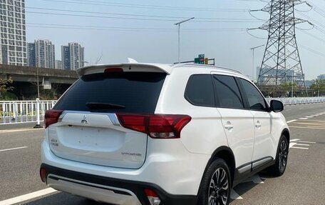 Mitsubishi Outlander III рестайлинг 3, 2021 год, 1 890 500 рублей, 6 фотография