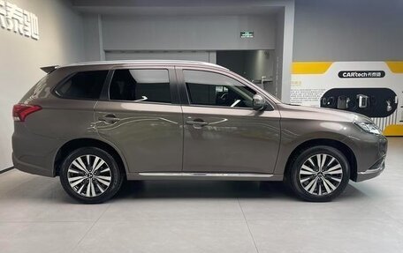 Mitsubishi Outlander III рестайлинг 3, 2021 год, 1 950 012 рублей, 3 фотография