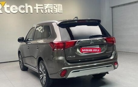 Mitsubishi Outlander III рестайлинг 3, 2021 год, 1 950 012 рублей, 4 фотография