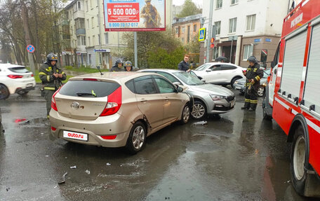 Hyundai Solaris II рестайлинг, 2011 год, 450 000 рублей, 3 фотография