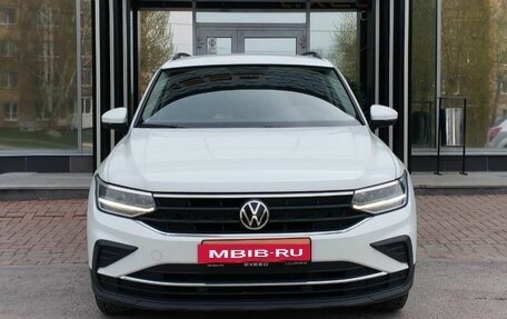 Volkswagen Tiguan II, 2021 год, 2 499 000 рублей, 2 фотография