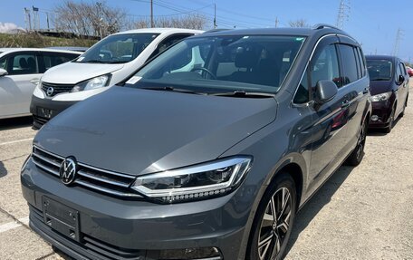 Volkswagen Touran III, 2022 год, 1 560 000 рублей, 2 фотография