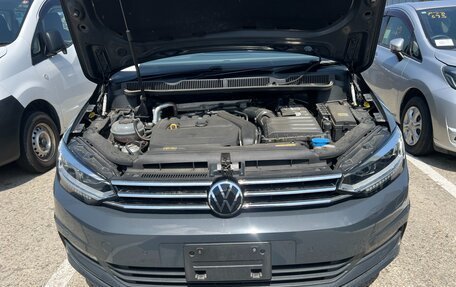 Volkswagen Touran III, 2022 год, 1 560 000 рублей, 3 фотография