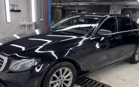 Mercedes-Benz E-Класс, 2019 год, 1 875 000 рублей, 1 фотография