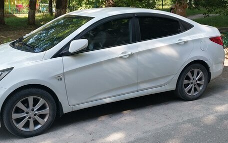 Hyundai Solaris II рестайлинг, 2012 год, 800 000 рублей, 2 фотография