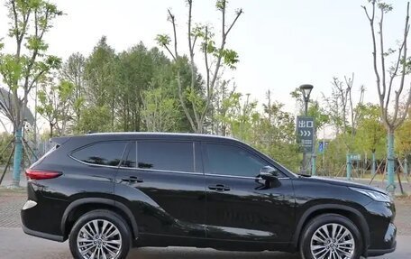 Toyota Highlander, 2022 год, 3 000 000 рублей, 4 фотография