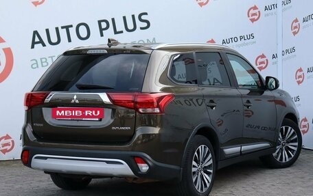 Mitsubishi Outlander III рестайлинг 3, 2019 год, 1 675 000 рублей, 2 фотография