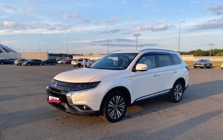 Mitsubishi Outlander III рестайлинг 3, 2018 год, 3 200 000 рублей, 1 фотография
