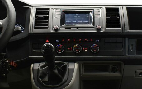 Volkswagen Caravelle T6 рестайлинг, 2015 год, 2 440 000 рублей, 7 фотография