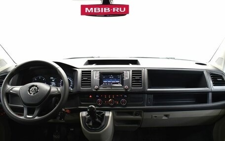 Volkswagen Caravelle T6 рестайлинг, 2015 год, 2 440 000 рублей, 5 фотография