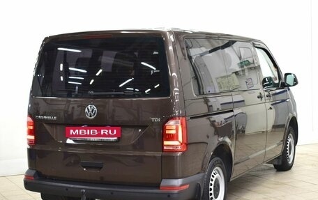 Volkswagen Caravelle T6 рестайлинг, 2015 год, 2 440 000 рублей, 4 фотография