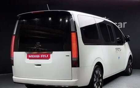 Hyundai Staria, 2022 год, 3 700 000 рублей, 2 фотография
