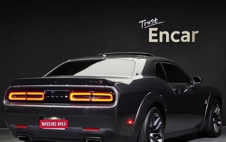 Dodge Challenger III рестайлинг 2, 2021 год, 13 330 000 рублей, 2 фотография