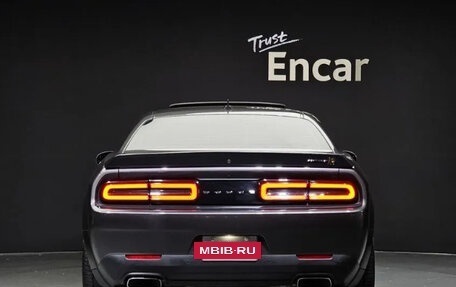 Dodge Challenger III рестайлинг 2, 2021 год, 13 330 000 рублей, 4 фотография