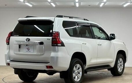 Toyota Land Cruiser Prado 150 рестайлинг 2, 2021 год, 4 000 000 рублей, 2 фотография