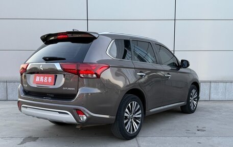 Mitsubishi Outlander III рестайлинг 3, 2021 год, 2 858 000 рублей, 4 фотография
