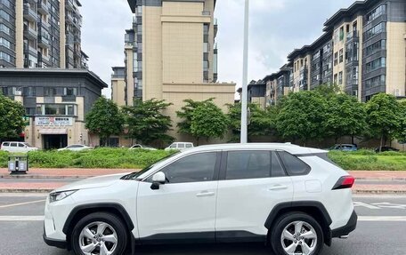 Toyota RAV4, 2022 год, 2 400 000 рублей, 2 фотография