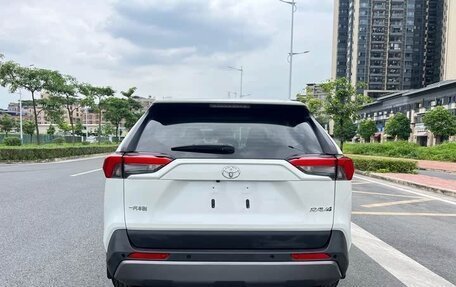 Toyota RAV4, 2022 год, 2 400 000 рублей, 5 фотография